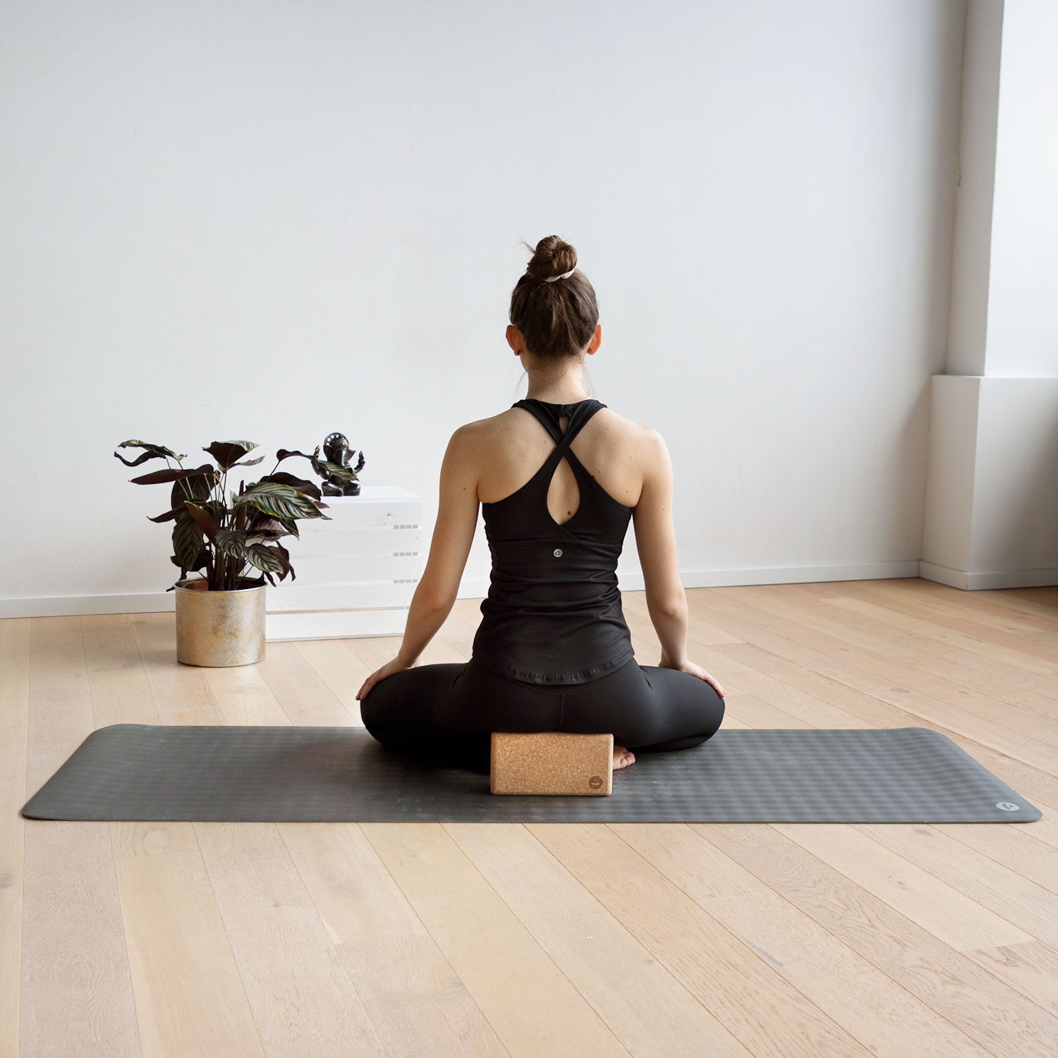 bloco cortica yogateria bodhi mulher usando