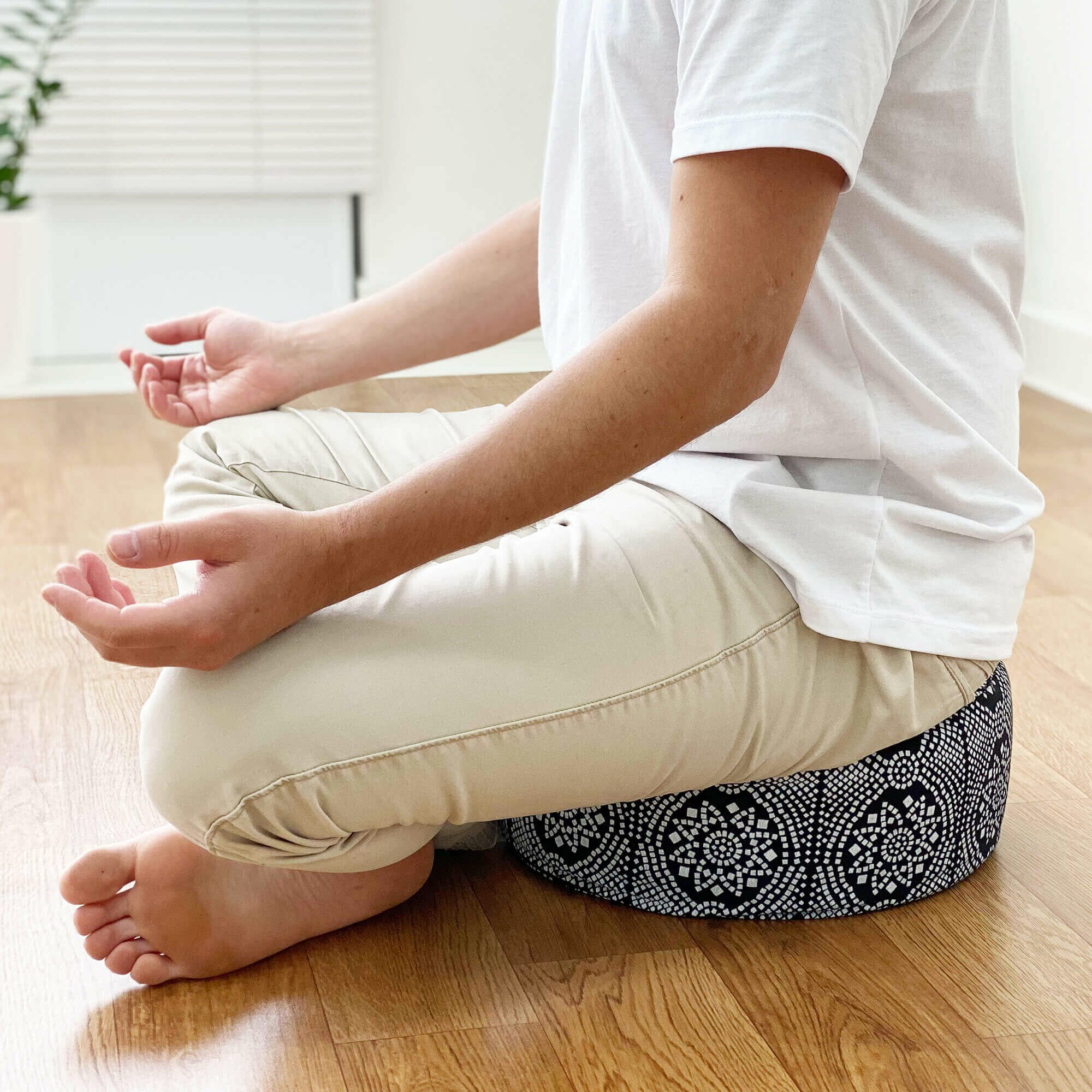 almofada-rondo-maharaja-yogateria-preto-1