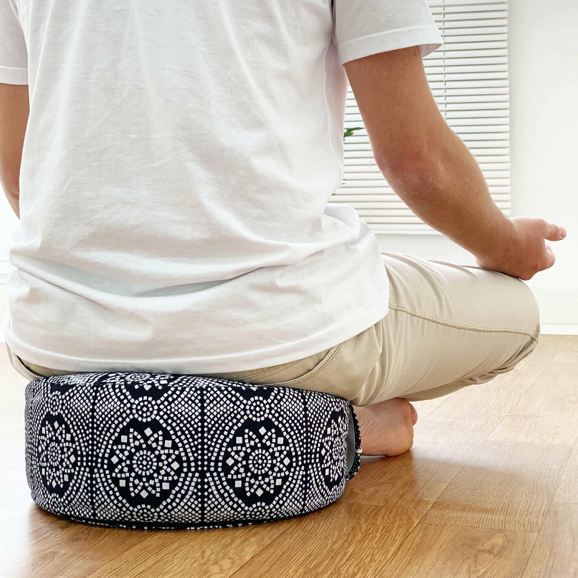 almofada-rondo-maharaja-yogateria-preto-2