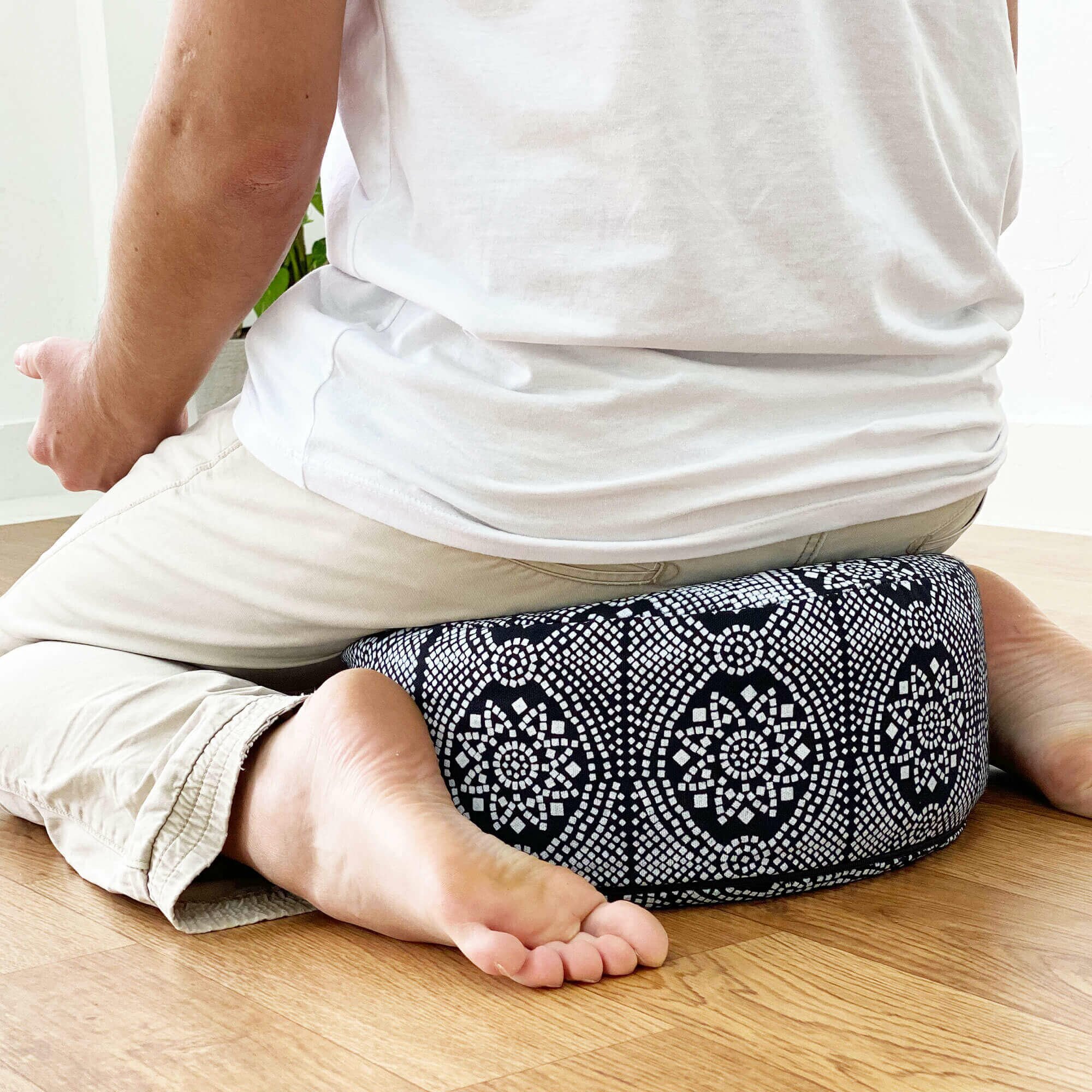 almofada-rondo-maharaja-yogateria-preto-3