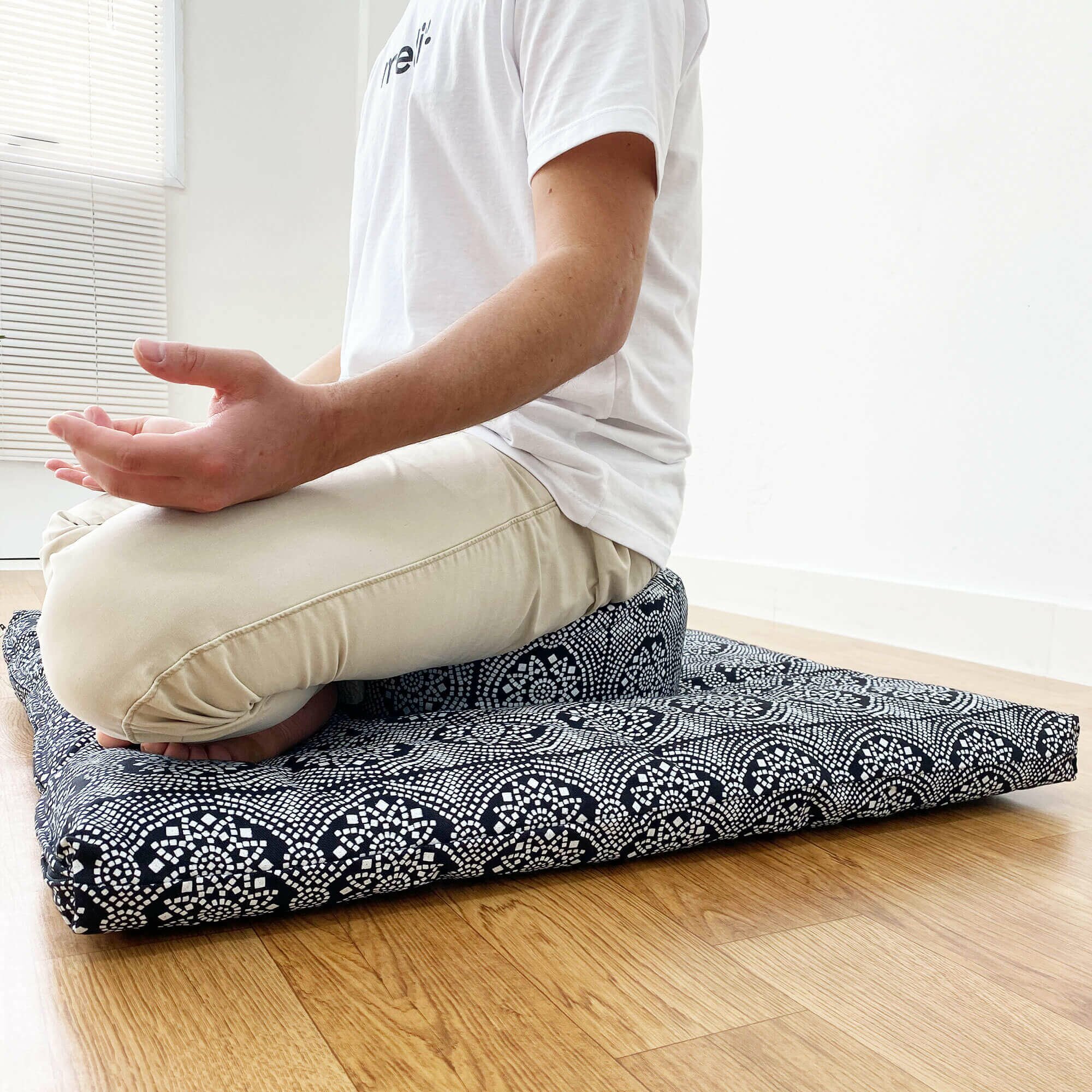 almofada-rondo-maharaja-yogateria-preto-5