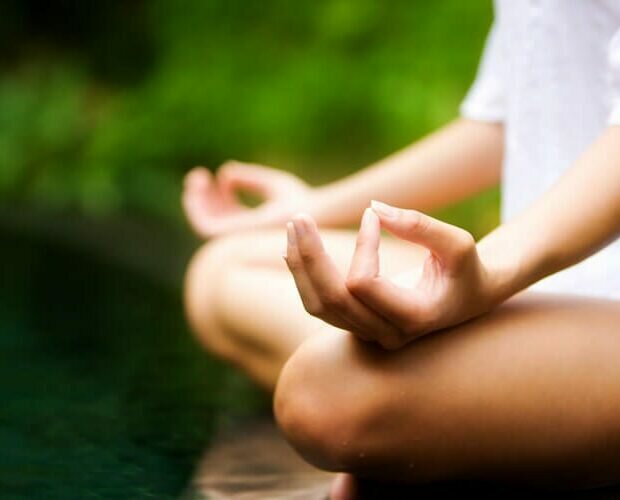 maos-em-mudra-feminina-yogateria