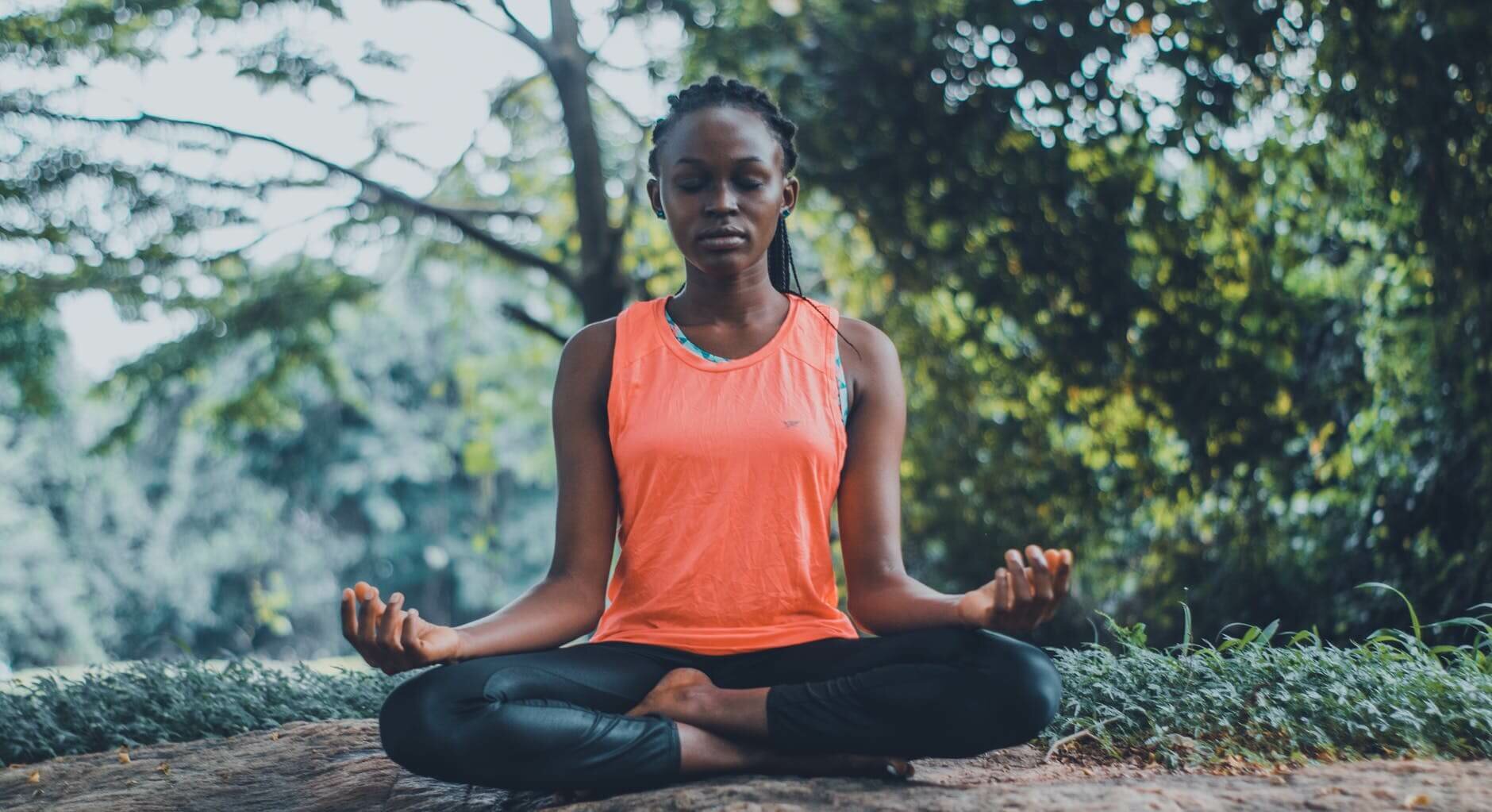 mulher-negra-meditando