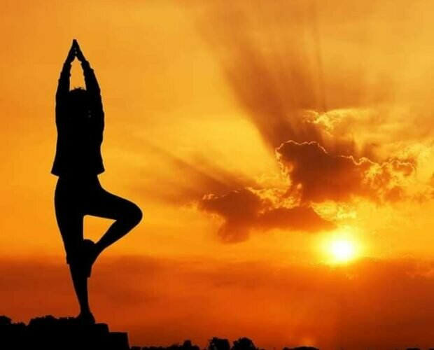 yoga-sol-posição-de-yoga