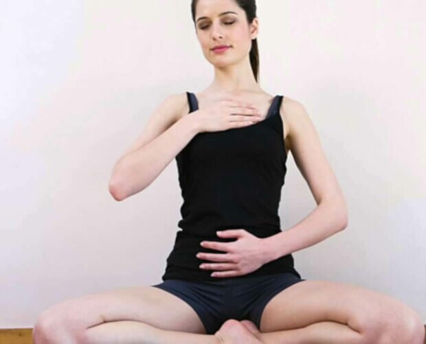 mulher-colocando-as-maos-peito-barriga