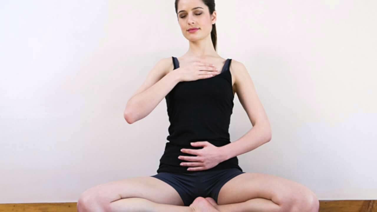 mulher-colocando-as-maos-peito-barriga