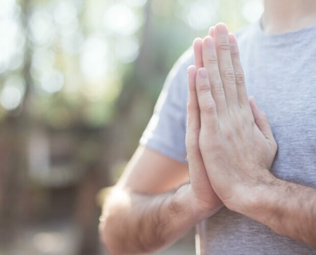 maos-em-namaste-masculina