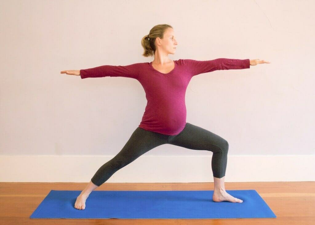 Postura-guerreiro-mulher-gravida-yogateria