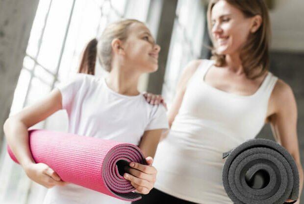 mae-filha-segurando-tapete-yoga-yogateria