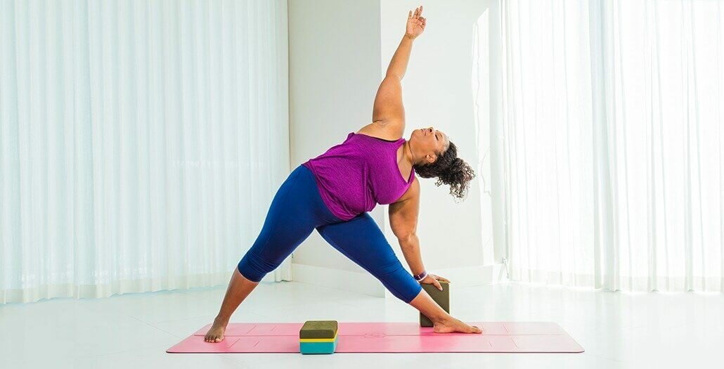 mulher-negra-trikonasana-yogateria