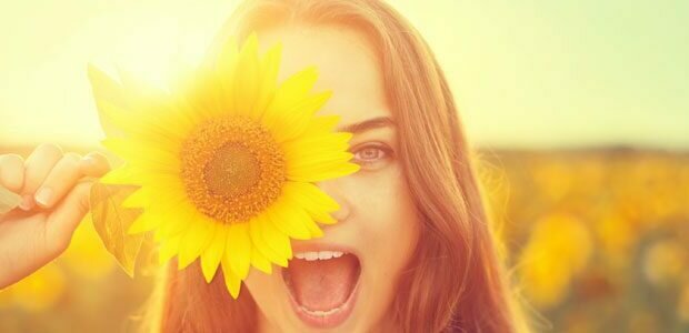 mulher-segurando-flor-sol