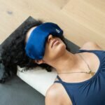 almoda-de-olhos-azul-escuro-yogateria