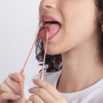 raspador-lingua-cobre-yogateria-usando-3