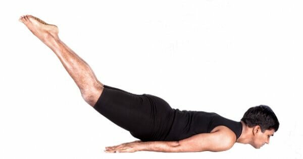 Shalabhasana-postura-gafanhoto-yogateria