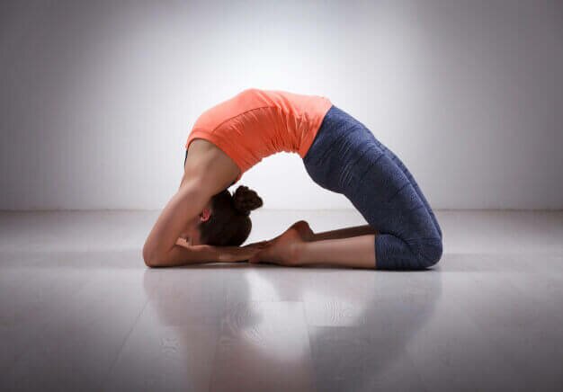 Kapotasana-postura-pombo-yogateria