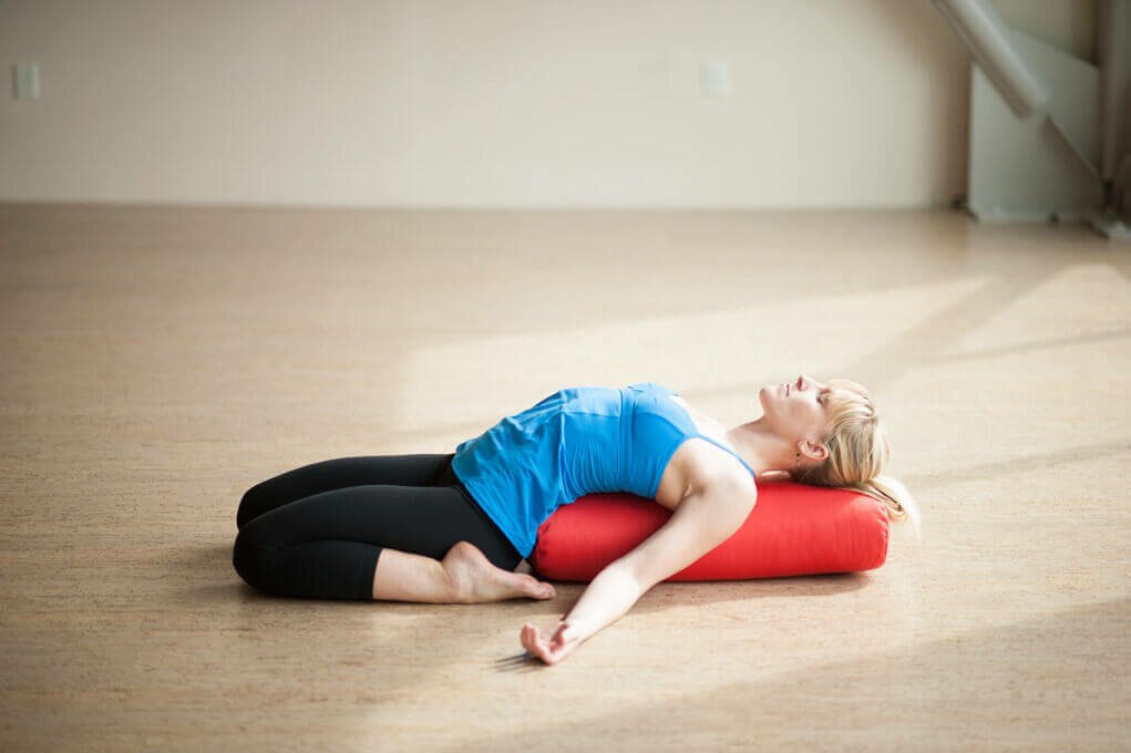Postura-Herói-reclinado -Supta-Virasana-yogateria