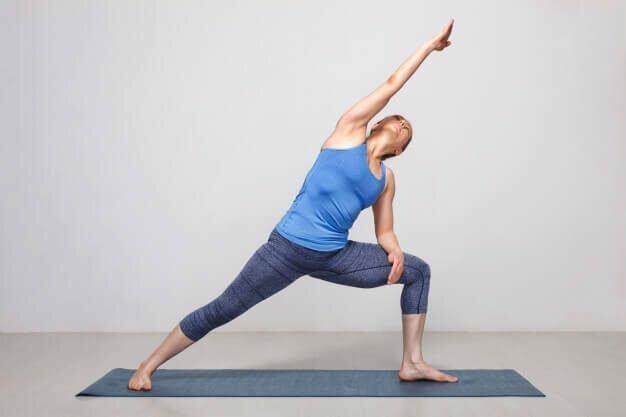 Postura-Lateral-Baixa-Utthita-Parsvakonasana-yogateria2