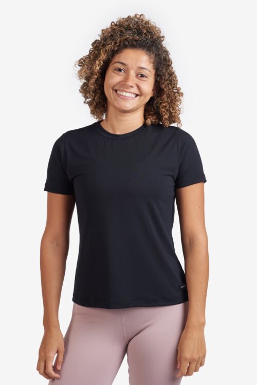 camiseta-tech-yogateria-preta-fem-01